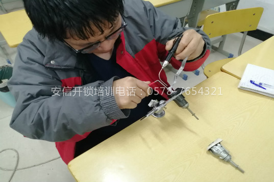 学开锁技术哪里提供住宿？